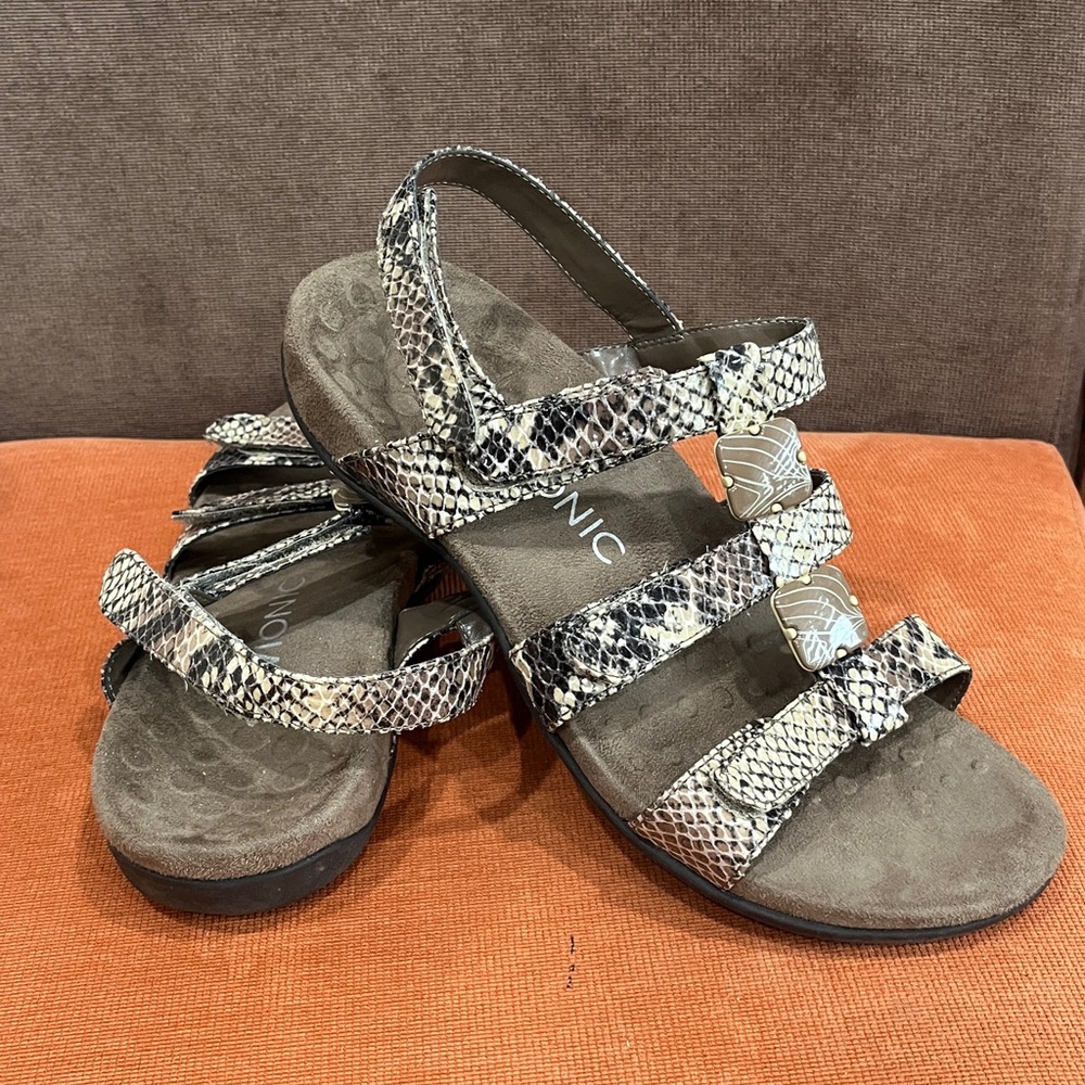 Vionic Amber Sandals in Reptile Pattern Orthotics size 8 US